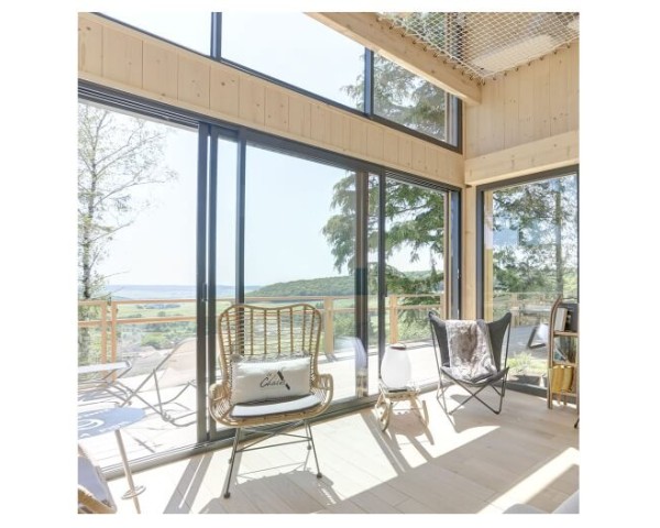 Baie coulissante 3 vantaux 3 rails. Vue d'ambiance