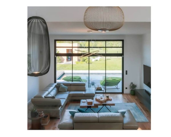 Baie coulissante 4 vantaux 4 rails. Vue d'ambiance. (photo avec assemblage d'une imposte)