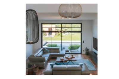 Baie coulissante 4 vantaux 4 rails. Vue d'ambiance. (photo avec assemblage d'une imposte)