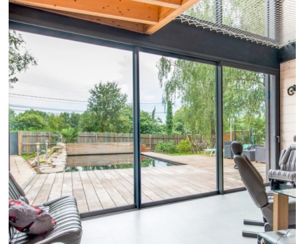 Coulissant à galandage 3 vantaux 3 rails. Vue d'ambiance.