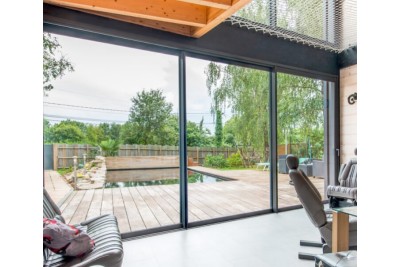 Coulissant à galandage 3 vantaux 3 rails. Vue d'ambiance.