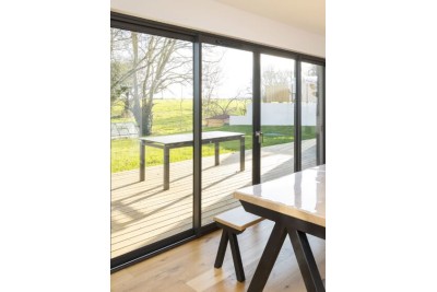 Coulissant à galandage 4 vantaux 2 rails. Vue d'ambiance.