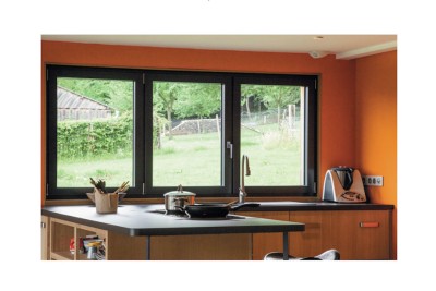 Fenêtre 2 vantaux + fixe aluminium. Vue d'ambiance.