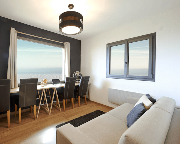 Fenêtre fixe panoramique aluminium. Vue d'ambiande