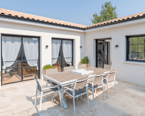 Porte Fenêtre 2 vantaux + 2 fixes aluminium. Vue d'ambiance.