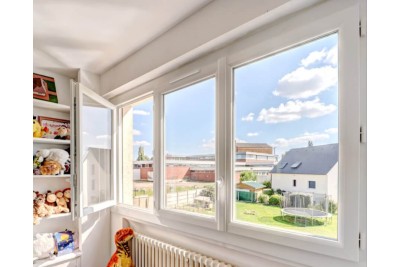 Fenêtre 2 vantaux + fixe PVC. Vue d'ambiance avec volet roulant intégré. Fenêtre 2 vantaux + fixe PVC. Vue d'ambiance avec volet roulant intégré.