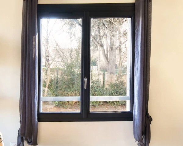 Fenêtre 2 vantaux PVC. Vue d'ambiance