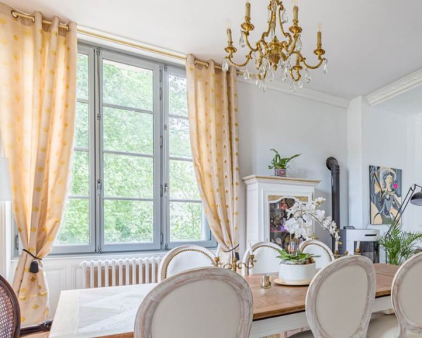 Porte Fenêtre 2 vantaux + 1 fixe BOIS. Vue ambiance.