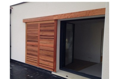 Volet coulissant Bois CALLIOPE. Vue d'ambiance. Volet coulissant Bois CALLIOPE. Vue d'ambiance.