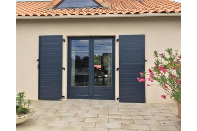 Volet battant aluminium OCEANOS II. Vue d'ambiance. Volet battant aluminium OCEANOS II. Vue d'ambiance.