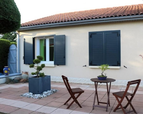 Volet battant aluminium OCEANOS II. Vue d'ambiance.