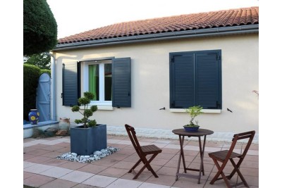 Volet battant aluminium OCEANOS II. Vue d'ambiance. Volet battant aluminium OCEANOS II. Vue d'ambiance.