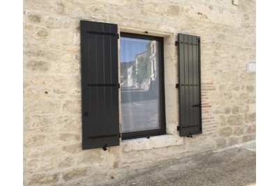 Volet battant aluminium MISTRAL. Vue d'ambiance. Volet battant aluminium MISTRAL. Vue d'ambiance.