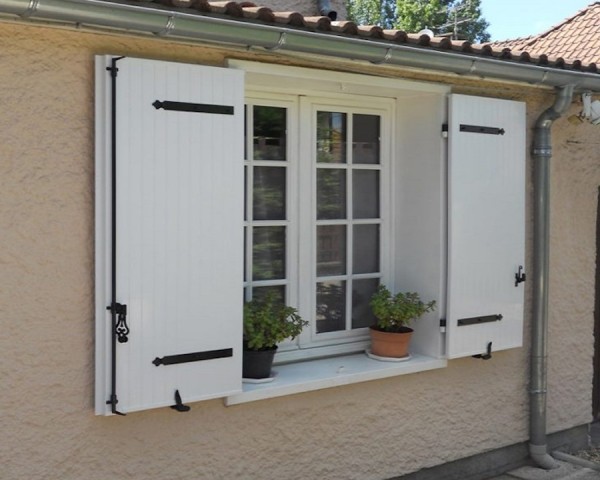 Volet battant PVC HERMES. Vue d'ambiance