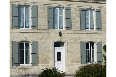 Volet battant PVC POSEIDON. Vue d'ambiance. Volet battant PVC POSEIDON. Vue d'ambiance.