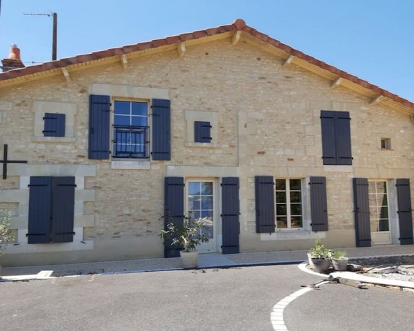 Volet battant Bois exotique MERCURE. Vue d'ambiance.