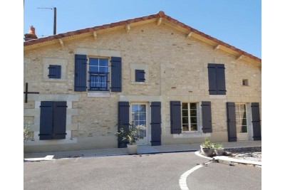 Volet battant Bois exotique MERCURE. Vue d'ambiance. Volet battant Bois exotique MERCURE. Vue d'ambiance.