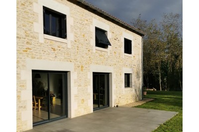 Persiennes coulissante Alu ANDROMEDE 13mm. Vue d'ambiance Persiennes coulissante Alu ANDROMEDE 13mm. Vue d'ambiance